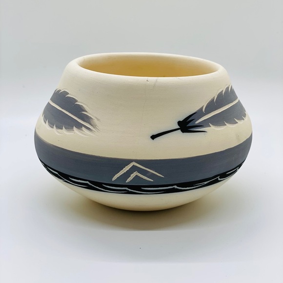 Native American Little Grey Pottery Father Vase - Picture 5 of 13